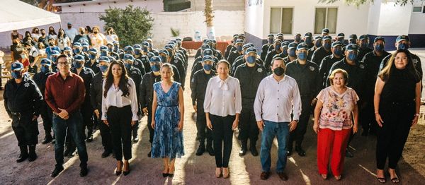 Entrega Alcaldesa uniformes a integrantes de la Policía Auxiliar