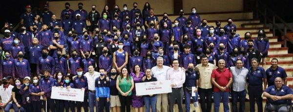 Entrega Ayuntamiento becas a destacados deportistas de los pasados Juegos CONADE