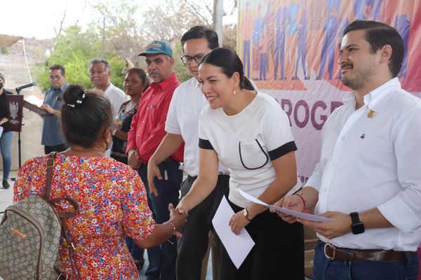 Entrega Ayuntamiento tinacos y depósitos de agua a familias de La Paz