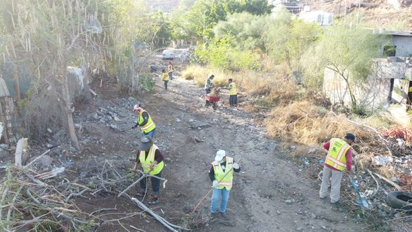 Realizan limpieza del arroyo de la colonia Monte Sinaí