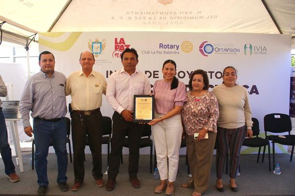 Coloca Alcaldesa la primera piedra para la construcción de Clínica del Club Rotario