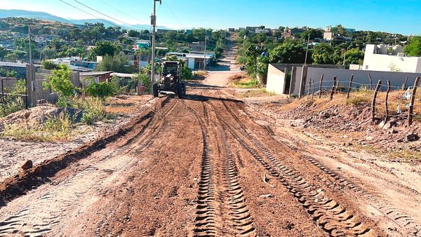 Realizan trabajos de nivelación de calles en la colonia Vista Hermosa