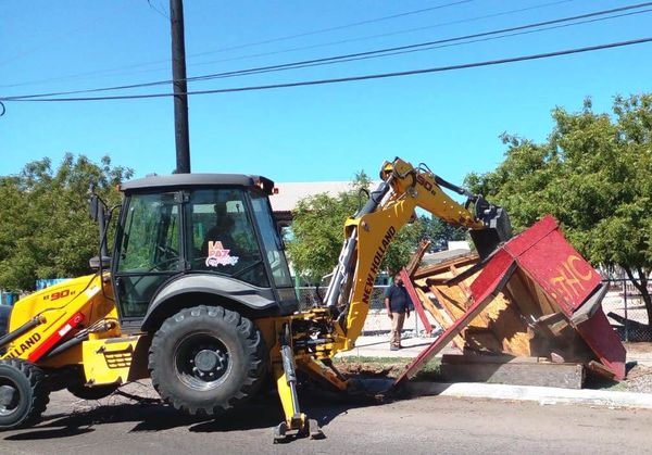 Remueve Ayuntamiento un puesto fijo abandonado en la vía pública