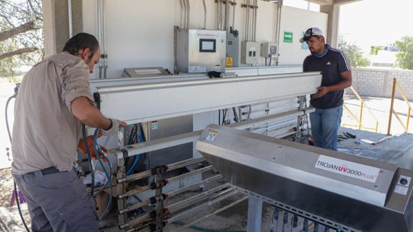 Sustituyen lámparas ultravioletas en la planta de aguas tratadas para garantizar su calidad