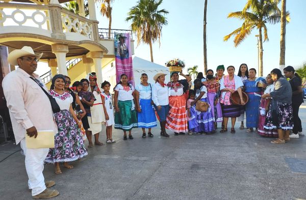 Vistosa pasarela de trajes típicos regionales en la Expo Mujer Rural