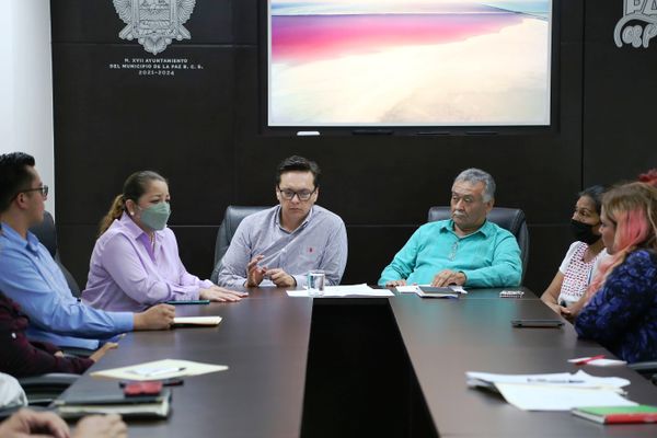 Autoridades Municipales y Comerciantes trabajan en los preparativos para el “Tianguis Navideño”