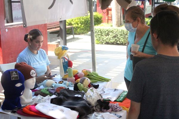 Buena respuesta en el arranque del “Mercadito Juvenil” en La Paz