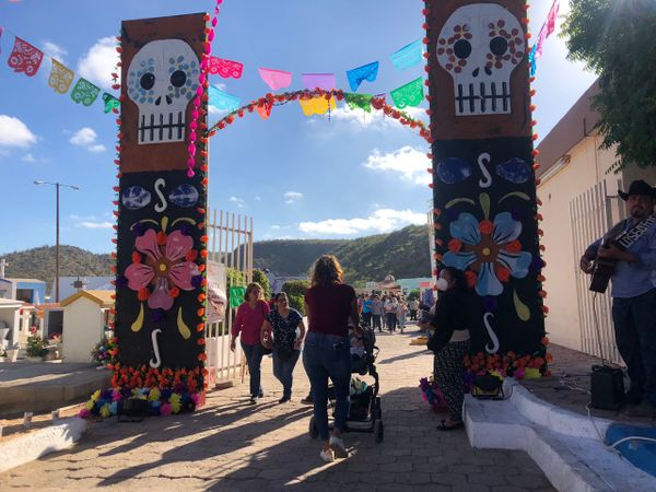 Cerca de 25 mil personas visitaron los panteones el Día de Muertos