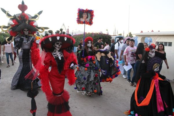 Con gran éxito se celebró el Concurso Juvenil "Paseo de Catrinas y Catrines"