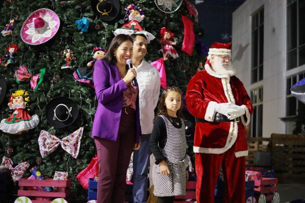 Disfrutan decenas de familias el encendido de luces navideñas en el Ayuntamiento de La Paz