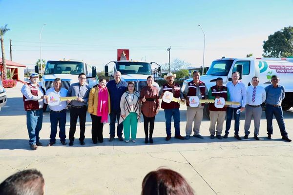 Entrega Ayuntamiento de La Paz 4 pipas para reforzar distribución del agua potable