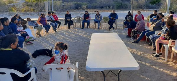 Atienden servidores públicos a vecinos de la colonia Lagunitas