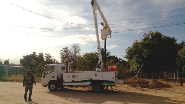 Continúa Servicios Públicos mejorando la iluminación en las comunidades