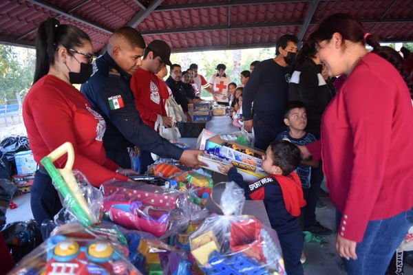 Entregan Bomberos juguetes a la comunidad de Melitón Albañez