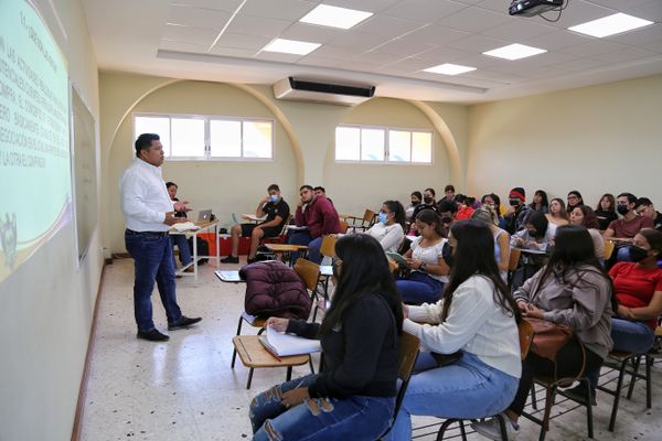 Imparte Dirección de Fomento Económico cursos a los estudiantes de la UABCS