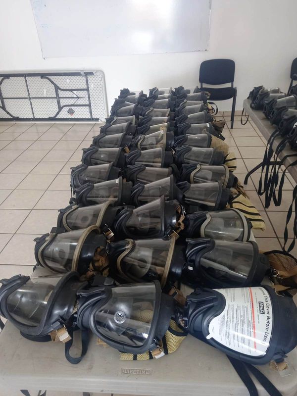 Reciben Bomberos de La Paz donación de 100 equipos de respiración autónoma