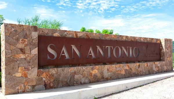 Avanza instalación de postes para los paneles solares de los letreros de las Delegaciones