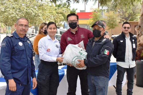 Entrega Ayuntamiento uniformes a personal de Seguridad Pública