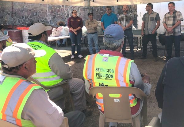 Entrega Servicios Públicos uniformes a personal de barrido manual zona Centro