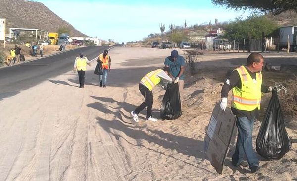 Personal de barrido manual limpia 8 kilómetros en carreteras