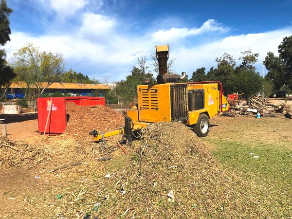 Reactivan el programa “Manos a la Tierra” tras finalizar el mantenimiento de máquina trituradora