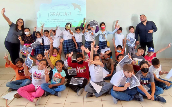 Imparten pláticas a estudiantes de Primaria sobre la importancia del tiburón ballena