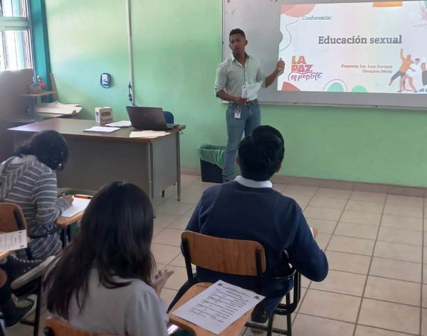 Imparten pláticas de educación sexual a estudiantes del COBACH 01