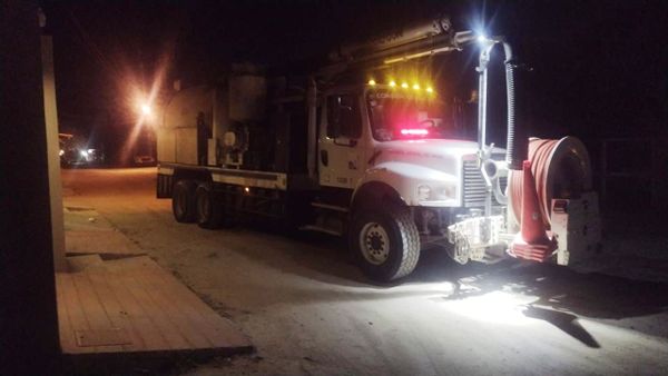 Personal OOMSAPAS atendió el derrame de aguas residuales que afectó la colonia Camino Real