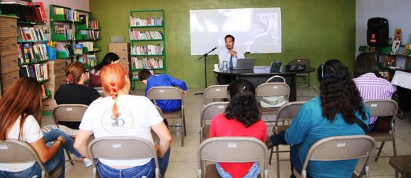 Presentan la conferencia “La Máquina del Desamparo”