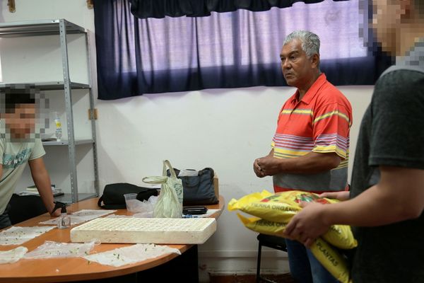 Aprenden jóvenes internos sobre construcción de huertos familiares