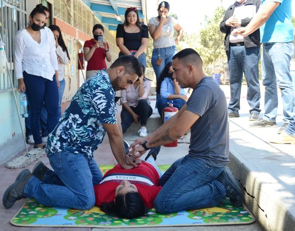 Capacitan como primer respondiente a personal de Primaria de El Pescadero