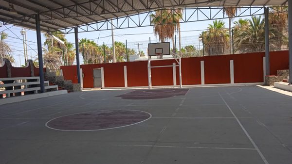 Realiza Servicios Públicos limpieza y pintura en la Plaza Gobernadores