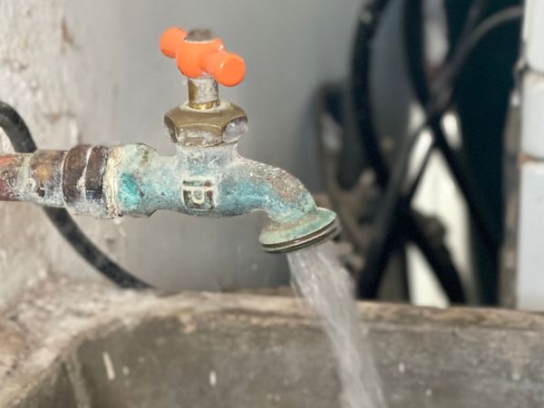 105 colonias contaron con servicio de agua potable por red, el 9 de agosto,
OOMSAPAS La Paz.