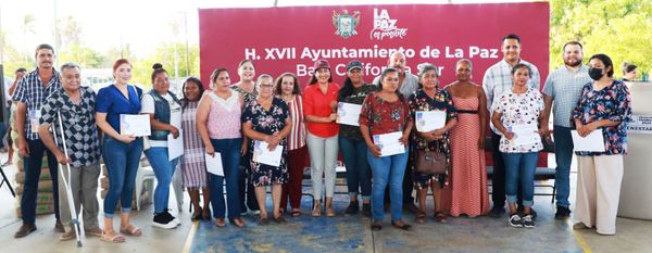 Anuncia Alcaldesa rehabilitación del campo de béisbol en Agua Amarga