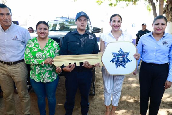 Entrega Ayuntamiento unidad oficial y equipo a la Policía Auxiliar