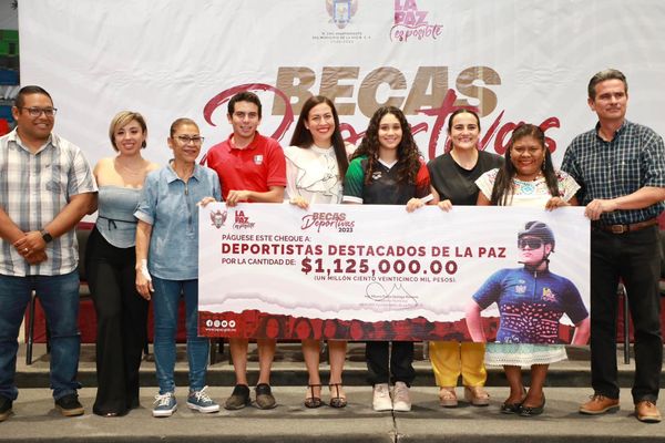 Entrega Alcaldesa 148 becas a deportistas destacados de La Paz