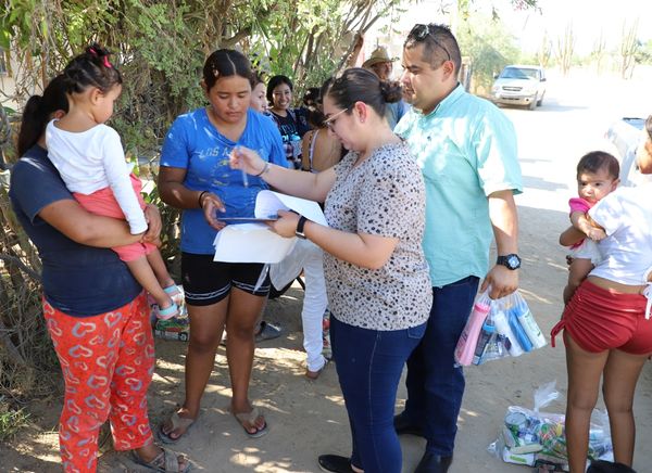 Entrega DIF La Paz apoyos en la comunidad de Los Planes