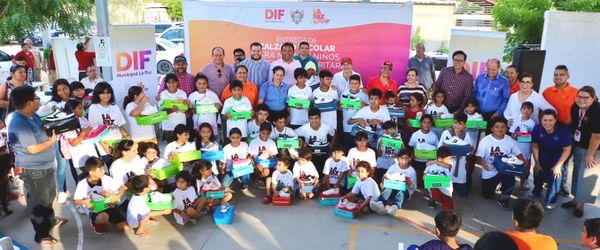 Entrega DIF La Paz zapatos escolares en El Cardonal