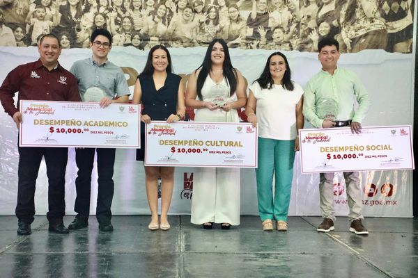 Entrega Ayuntamiento el Premio Municipal de la Juventud La Paz