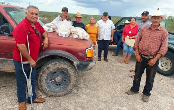 Reciben habitantes de Santa Rita apoyos alimentarios