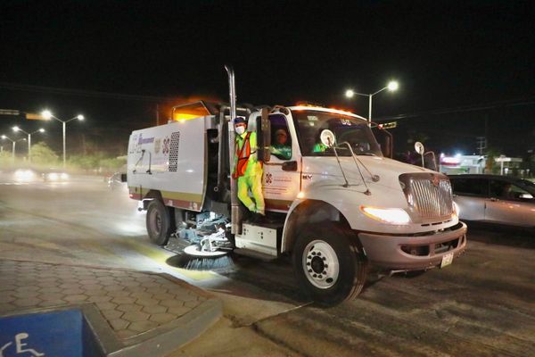 Avanza limpieza de calles con barredoras mecánicas