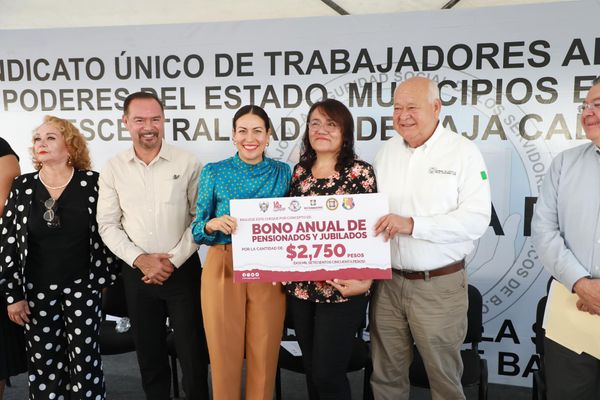 Entrega Gobierno Municipal bono anual a pensionados y jubilados de La Paz