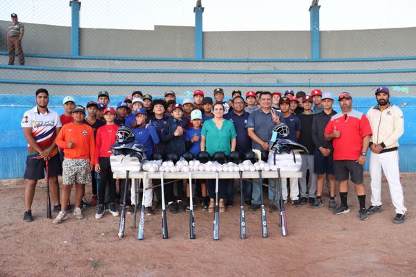 Entregan material deportivo a preselectivos de béisbol