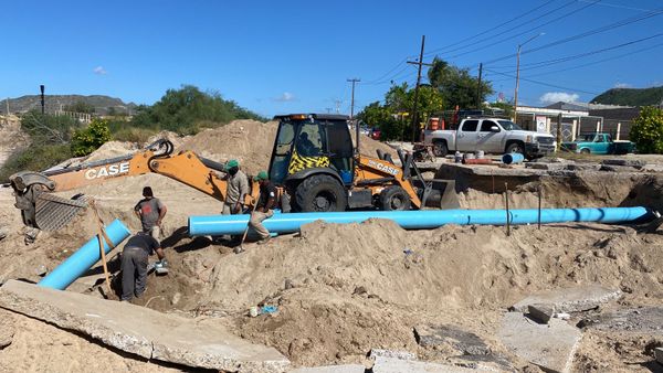 Repara OOMSAPAS La Paz fuga de tubería para suministrar agua en la zona Centro