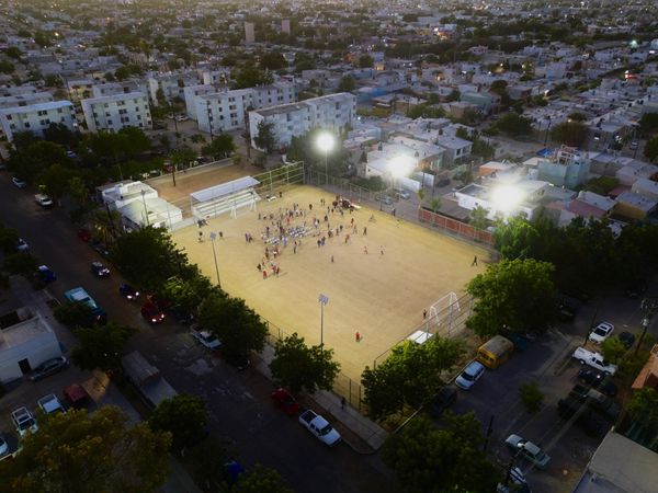 Entrega Presidenta Municipal cancha de fútbol en la colonia Misioneros