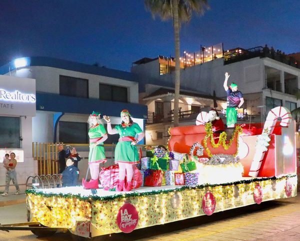 Más de mil personas disfrutaron del Desfile Navideño en La Paz