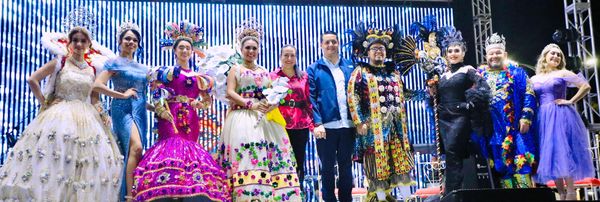 Corona Alcaldesa a Alexa I como Reina de la Poesía del Carnaval La Paz 2024