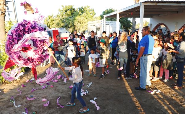 Entrega DIF La Paz apoyos a familias de El Pescadero