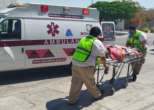 Brindan policías municipales primeros auxilios a femenina de 51 años de edad