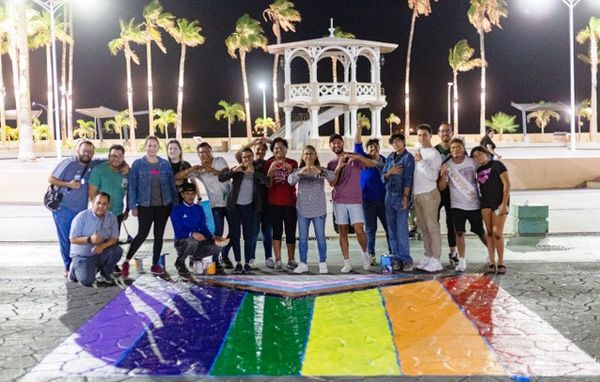 Realizan pinta de cruce peatonal con la bandera LGBTQ+ en el Malecón